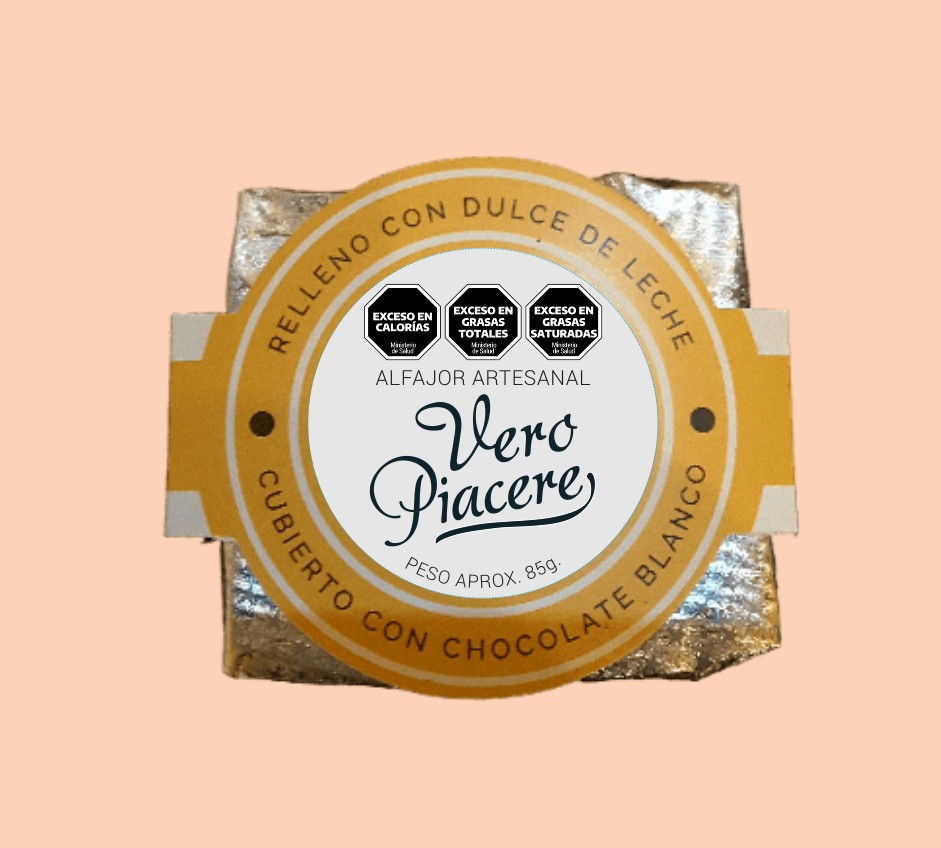 Alfajor artesanal de bizcocho negro cubierto en chocolate blanco