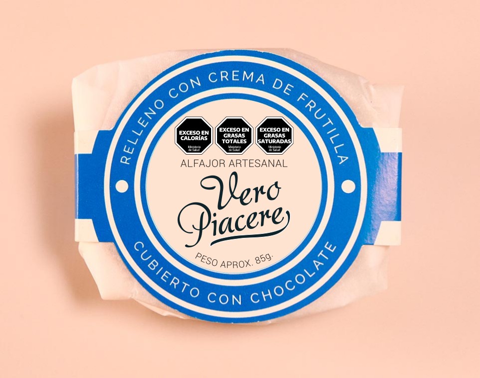 Alfajor artesanal de chocolate relleno de crema de frutilla