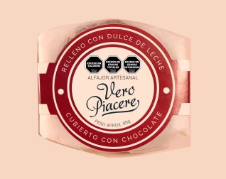 Alfajor artesanal de chocolate negro relleno de dulce de leche