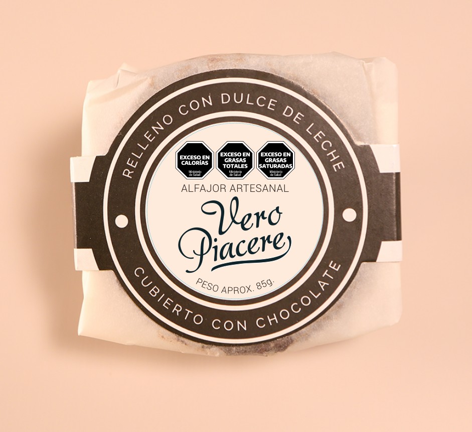 Alfajor artesanal de chocolate negro intenso relleno de dulce de leche