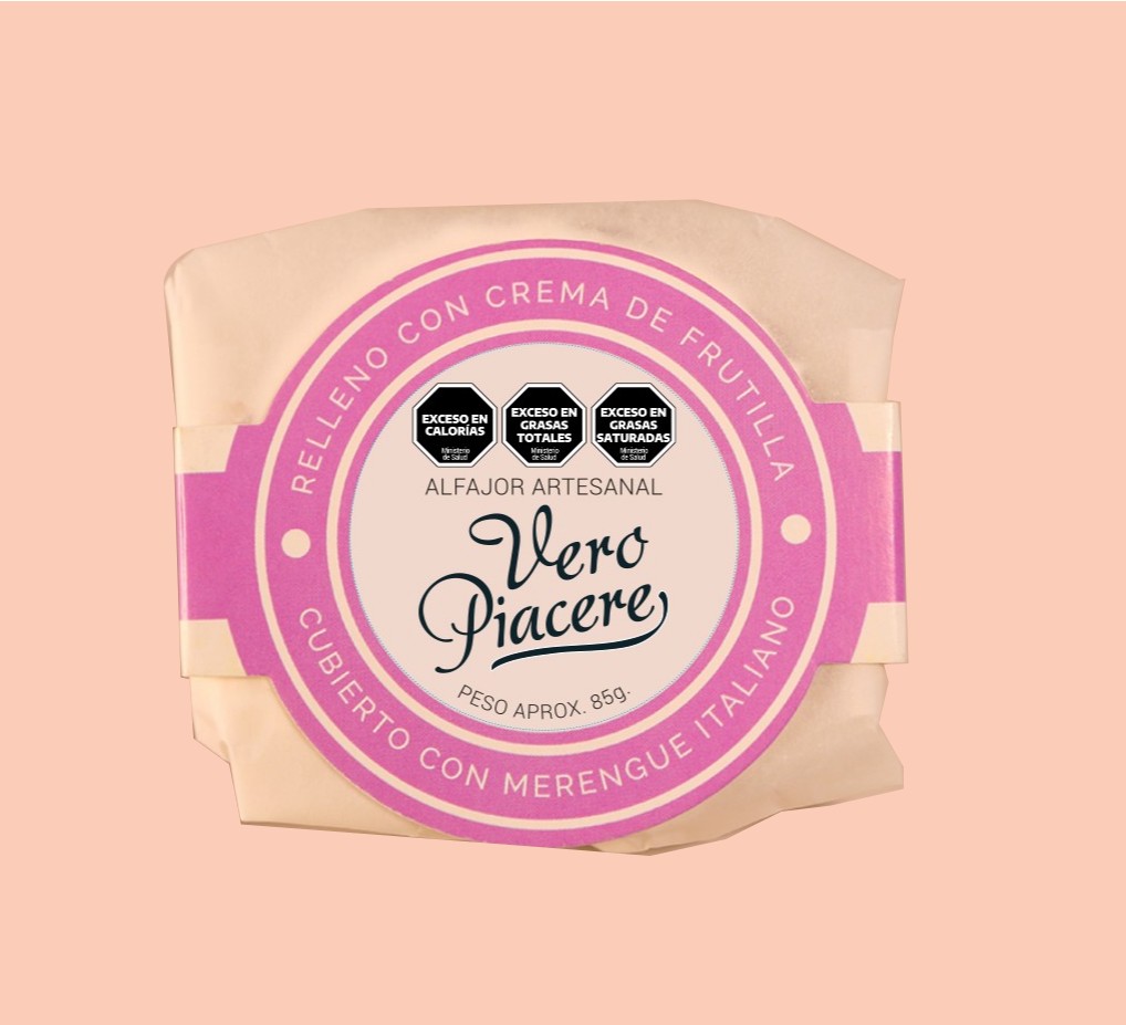 Alfajor artesanal de merengue italiano relleno con crema de frutilla